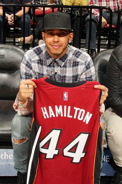 Lewis Hamilton si  goduto una serata a Miami ed  stato ospitato dagli Heat nella sfida contro Dallas. Il campione del mondo della F1  stato l&#39;ospite d&#39;onore e omaggiato con una maglia ovviamente numero 44 